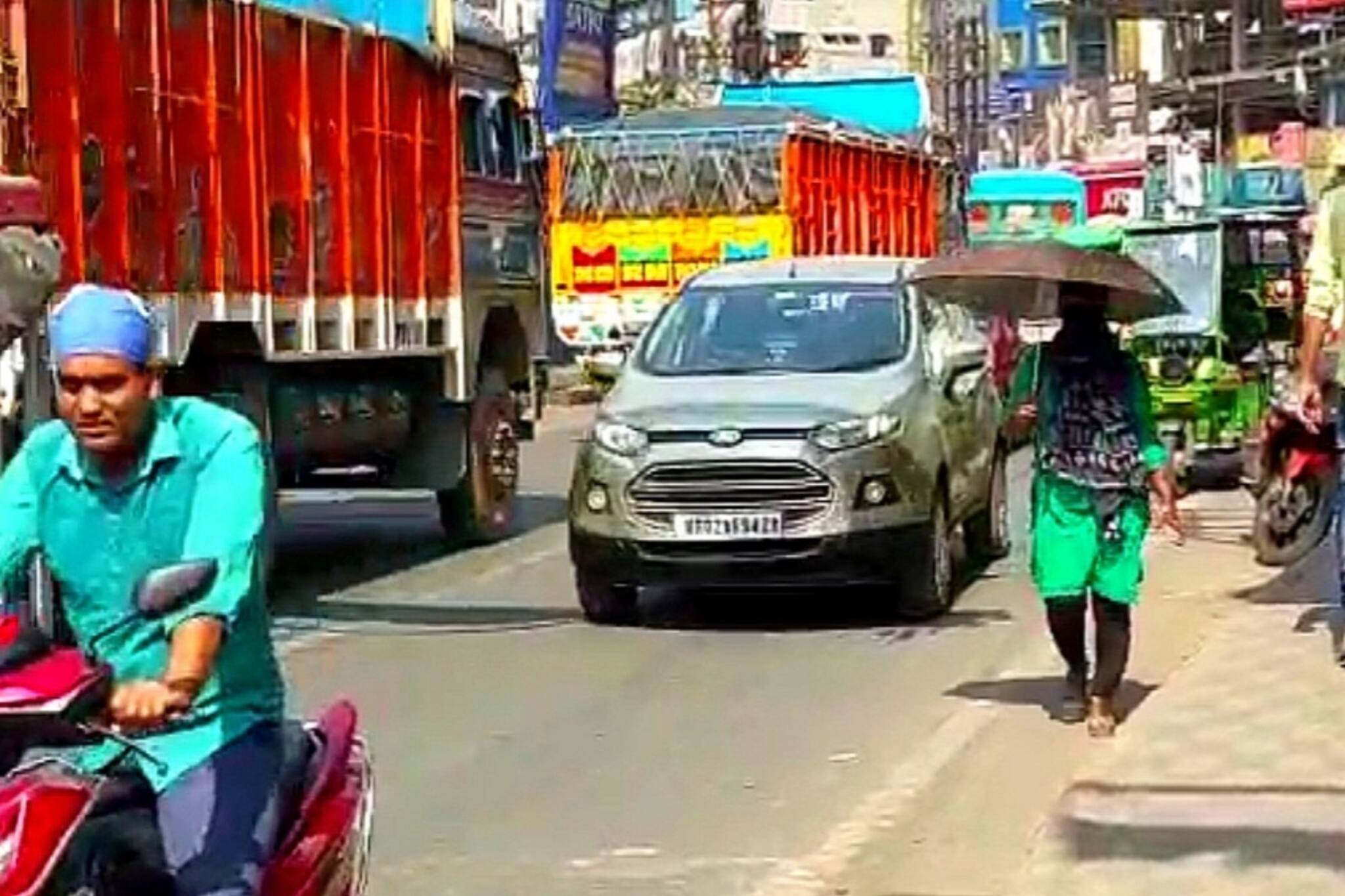 যানজটে নাভিশ্বাস ওঠার জোগাড় বারাসতের মানুষের! আদৌ কি মিলবে সমাধান?