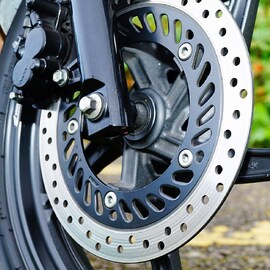 বাইকের ডিস্ক ব্রেক-এ ছোট ছোট ফুটো থাকে কেন? ৯৯% মানুষ আসল কারণ জানেন না