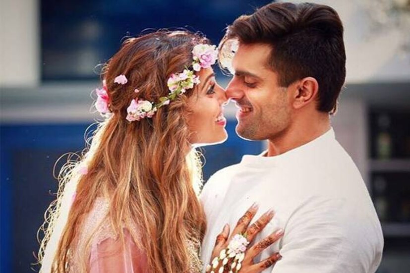 অনেকে বলেন, ততদিনে ‘অ্যালোন’ ছবির শ্যুট শুরু হয়েছিল। বিপাশার সঙ্গে ঘনিষ্ঠতা বাড়ার কারণেই নাকি জেনিফারের সঙ্গে বিচ্ছেদ। যদিও সেই বিষয়ে কোনও নিশ্চিত খবর মেলেনি।