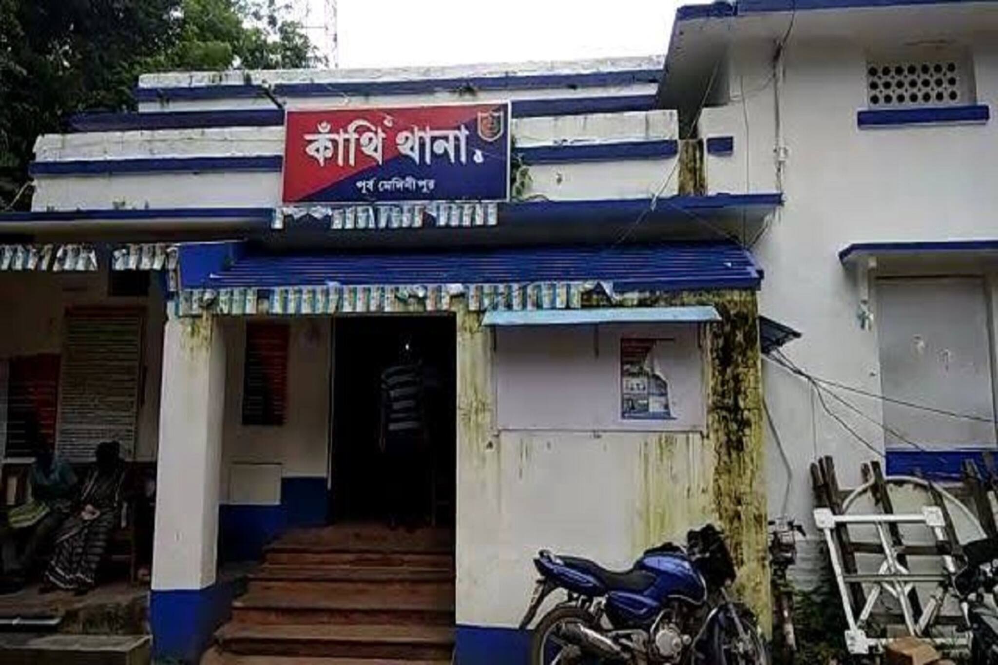 মহকুমাশাসকের প্রাক্তন দেহরক্ষীর দেহ পড়ে রাস্তায়!