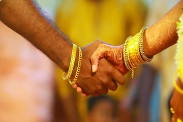সাতপাকের আগেই মণ্ডপ থেকে হাওয়া বর! বিয়ের সাজেই ২০ কিলোমিটার ধাওয়া কনের! তারপর... সাতপাকের আগেই মণ্ডপ থেকে হাওয়া বর! বিয়ের সাজেই ২০ কিলোমিটার ধাওয়া কনের! তারপর...