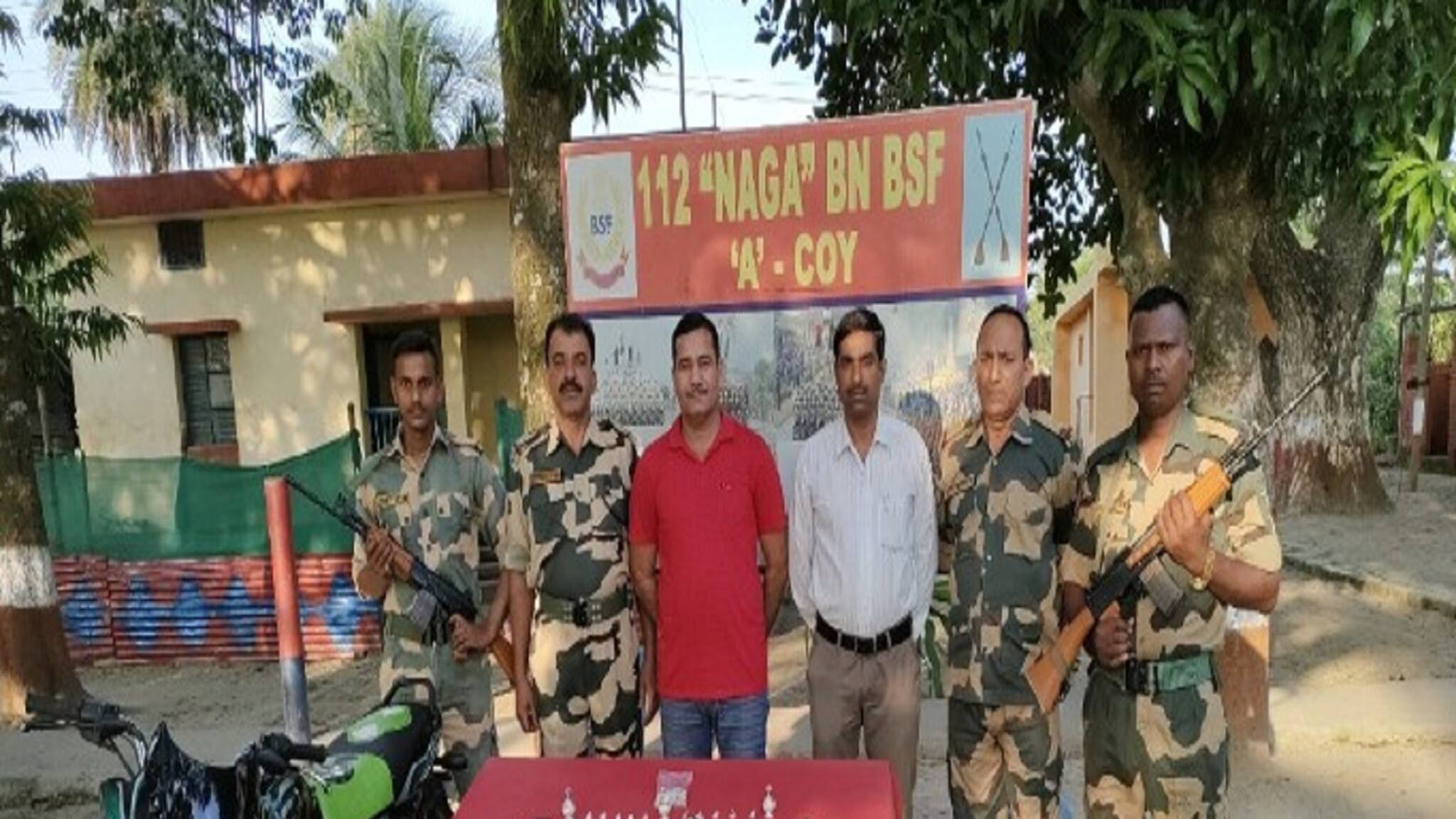 North 24 Parganas News: বাংলাদেশ পাচারের আগে সীমান্তে ৪ কেজি রুপোর গয়না ও বাইক-সহ গ্রেফতার পাচারকারী