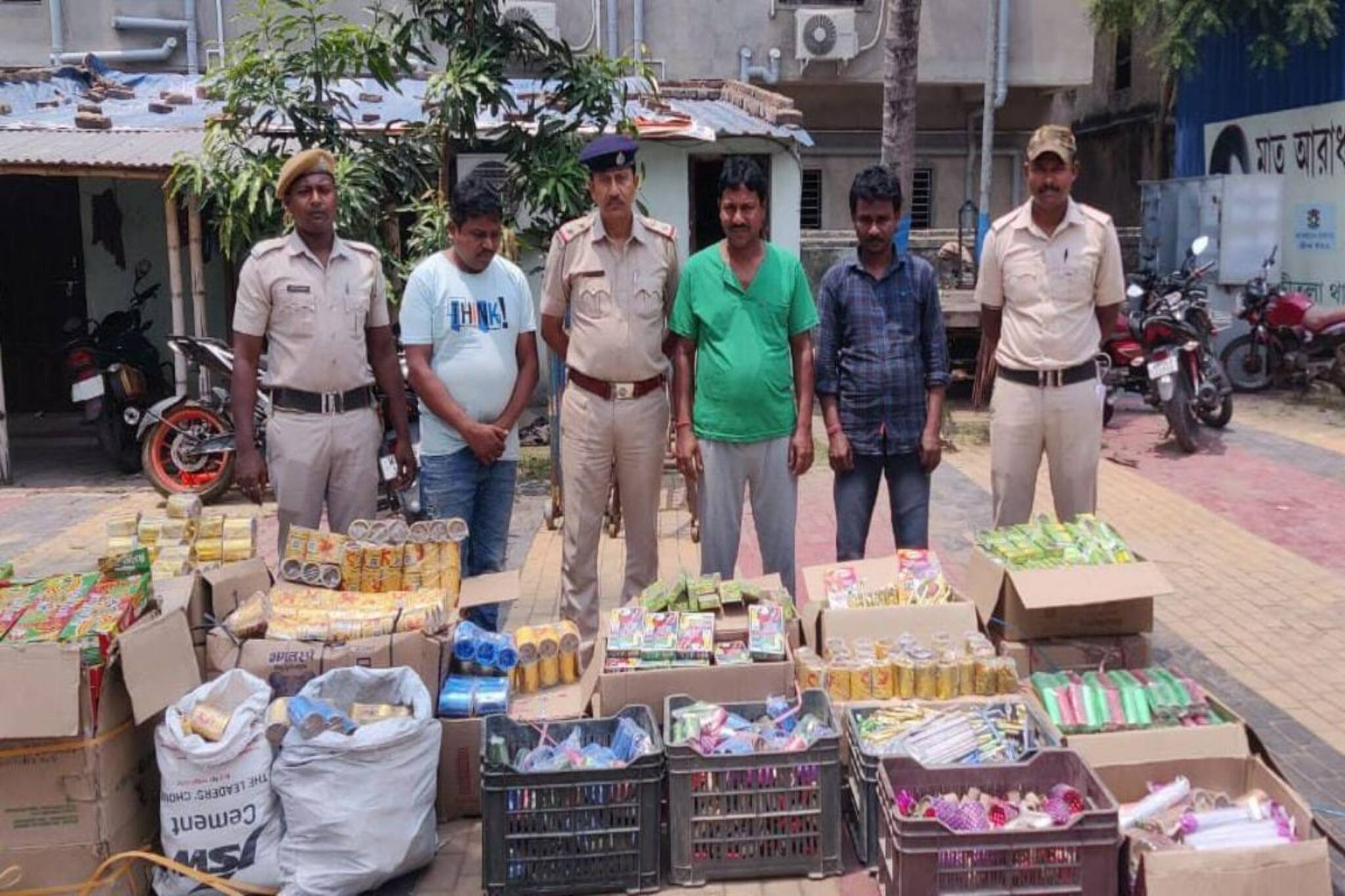 এগরা-বজবজ-বিস্ফোরণ! রাজ্যজুড়ে ২০০০ কেজি 'নিষিদ্ধ' বাজি উদ্ধার! শুধু হুগলিতেই ৯০০ কেজি...
