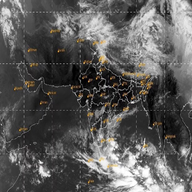 মুখ্যমন্ত্রী মমতা বন্দ্যোপাধ্যায় সোমবার জনগণকে আশ্বস্ত করেছেন যে প্রয়োজনীয় সতর্কতামূলক ব্যবস্থা নেওয়া হয়েছে। মানুষজনকে আতঙ্কিত না হওয়ার পরামর্শ দিয়েছেন মুখ্যমন্ত্রী।