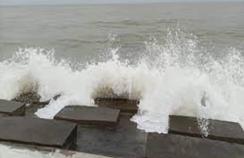 রাত সাড়ে ১১টায় অতি শক্তিশালী ঘূর্ণিঝড় হিসেবে আরও একটু শক্তি বাড়িয়ে ১৬৫ কিলোমিটার প্রতি ঘণ্টা মোকার গতিবেগ হবে। 