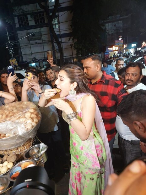 কলকাতায় এসেছেন আর ফুচকা খাবেন না তা হয় নাকী? ডায়েটিং ভুলে রাস্তার মাঝেই ফুচকা খাওয়া শুরু করলেন সৈফ-অমৃতা কন্যা