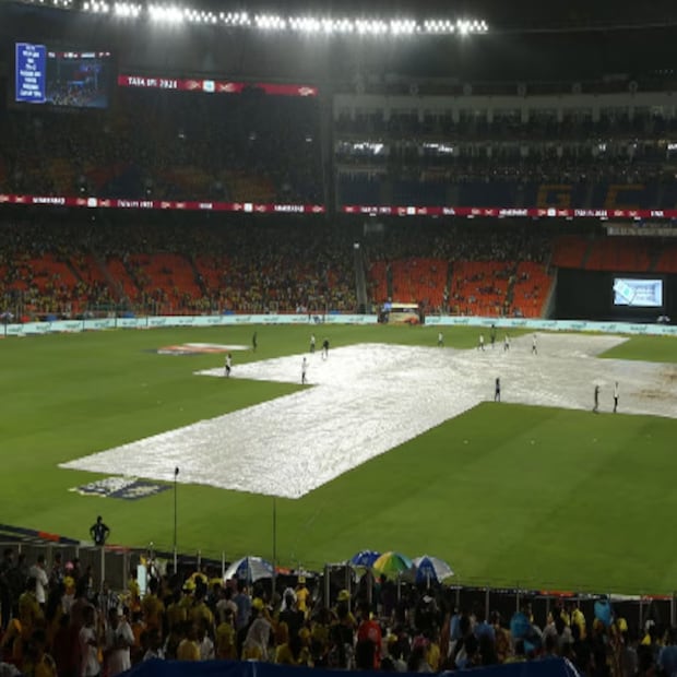 রবিবার বৃষ্টির জন্য আইপিএল ফাইনাল ভেস্তে যা। সোমবার রিজার্ভ ডে-তে আবার বৃষ্টি। তবে আহমেদাবাদের স্টেডিয়াম যে এখনও ইডেনের থেকে পিছিয়ে, তা প্রমাণ করে দিল বৃষ্টি। 