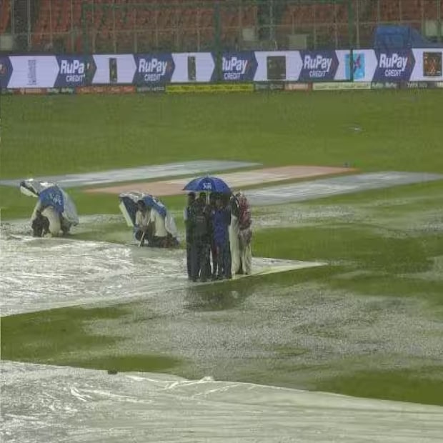 বৃষ্টি হলেই ইডেনের পুরো মাঠ ঢেকে ফেলা হয়। তাতে বৃষ্টি থামলে ম্যাচ শুরু করতে বেশি সময় লাগে না। ব্যবহার করা হয় সুপার সপার। ২০১৬ সালের টি-টোয়েন্টি বিশ্বকাপে পাকিস্তান বনাম ভারত ম্যাচের সময় বৃষ্টি হয়। তবে বৃষ্টির পর ম্যাচ শুরু করতে তেমন অসুবিধা হয়নি। 
