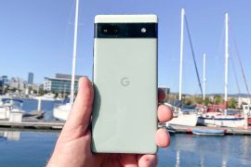 ফোনের ক্যামেরা - Pixel 7a ফোনে OIS সাপোর্ট যুক্ত একটি ৬৪ মেগাপিক্সেলের প্রাইমারি ক্যামেরা রয়েছে। এটি একটি ১৩-মেগাপিক্সেলের আল্ট্রাওয়াইড সেন্সর যুক্ত। এর সামনে একটি ১৩ মেগাপিক্সেলের ক্যামেরা দেওয়া হয়েছে। অন্য দিকে, OnePlus ফোনের ব্যাকে তিনটি ক্যামেরা রয়েছে। এটিতে একটি ৫০-মেগাপিক্সেল Sony IMX890 প্রাইমারি ক্যামেরা রয়েছে, যা একটি ৮-মেগাপিক্সেল আল্ট্রা-ওয়াইড ক্যামেরা এবং একটি ২-মেগাপিক্সেল ম্যাক্রো সেন্সর সহ বাজারে এসেছে। সেলফি তোলার জন্য এর সামনে একটি ১৬ মেগাপিক্সেল ক্যামেরা রয়েছে।