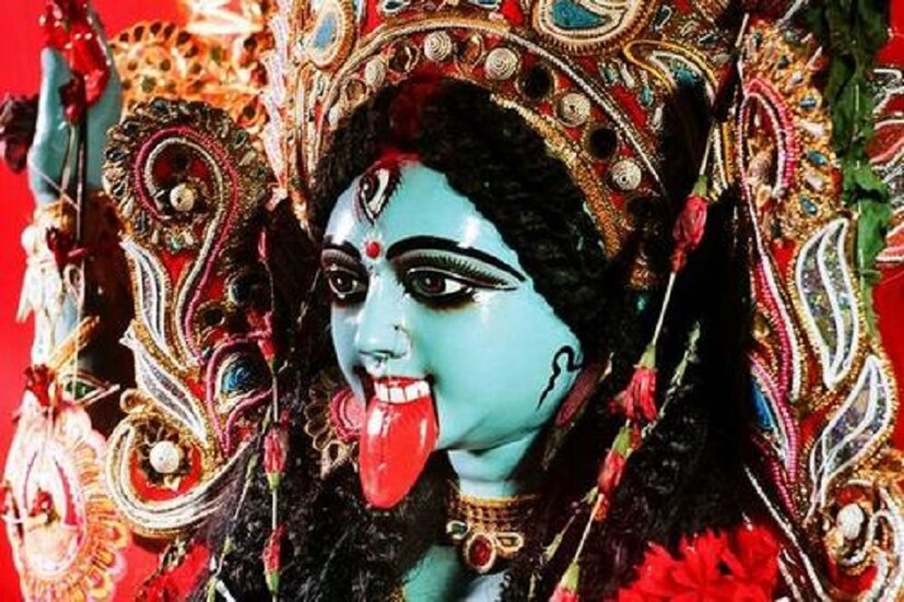 মূলত ফলহারিণী কালীপুজো গভীর রাতে হয়ে থাকে ৷ এতে সমস্ত রকমের গ্রহদোষ, কালসর্প দোষ ও গুরুচণ্ডাল দোষের অবসান হয় ৷ প্রতীকী ছবি ৷