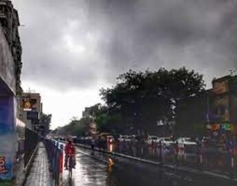 South Dinajpur News: দিনের বেলায় আলো আঁধাড়িতে শহর! ঝেঁপে নামল বৃষ্টি
