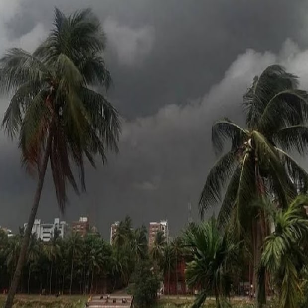 হাওয়া অফিস জানিয়েছে, বিহার এবং তৎসংলগ্ন এলাকায় একটি ঘূর্ণাবর্ত তৈরি হয়েছে। সেই কারণেই বঙ্গে বৃষ্টির পূর্বাভাস দেওয়া হচ্ছে। পাশাপাশি, বঙ্গোপসাগর থেকেও প্রচুর পরিমাণে জলীয় বাষ্প রাজ্যে প্রবেশ করছে বলে জানিয়েছেন আবহবিদেরা। ফলে বৃষ্টির অনুকূল পরিবেশ তৈরি হয়েছে। আগামী শনিবার থেকে দুর্যোগের মাত্রা কিছুটা কমতে পারে।