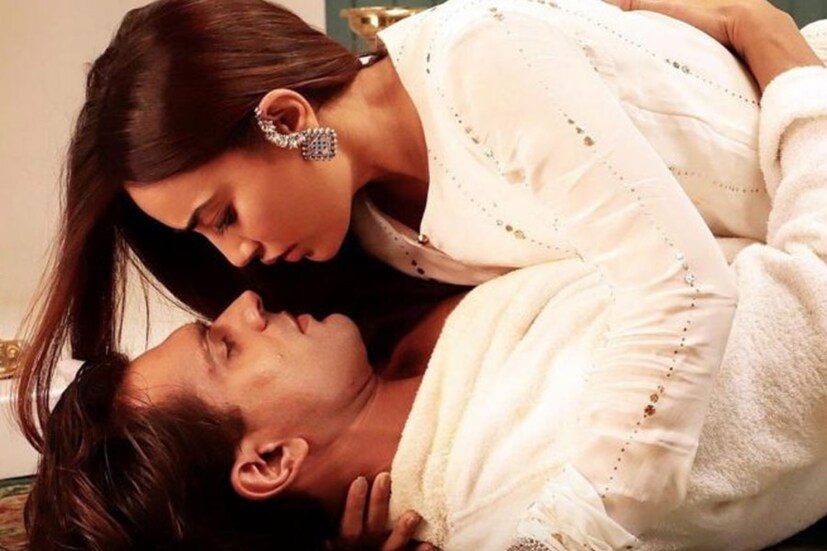 শুধু তা-ই নয়, সম্ভবত সেটে হাতেনাতে সেই পরকীয়া ধরেও ফেলেছিনে জেনিফার। সুরভীর সঙ্গে নাকি আপত্তিকর অবস্থায় দেখতে পান স্বামীকে। একাধিক ঘটনার পরেই করণের সঙ্গে ঘর না করার সিদ্ধান্ত নেন নায়িকা।