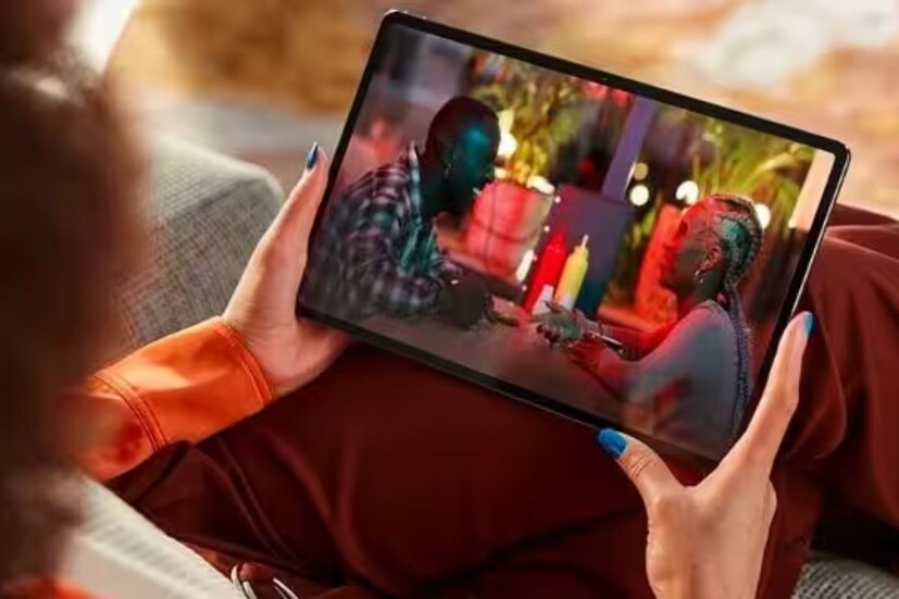 বললে খুব একটা ভুল হবে না যে ট্যাবলেটের বাজারে Lenovo-র নামডাক অনেক দিনের। বাজেট ল্যাপটপের মতোই তাদের বাজেট ট্যাবলেট দেশের বহু মানুষের সমস্যার সুরাহা করেছে নানা দিক থেকে। জনপ্রিয়তা ধরে রাখতে সংস্থার তরফে এবার বাজারে এল Lenovo Tab M9। অ্যান্ড্রয়েড এই ট্যাবলেটের মেটাল বডি ইতিমধ্যেই নজর কেড়েছে গ্যাজেটপ্রেমীদের। ফেস আনলক, ডলবি অ্যাটমস-সহ ডুয়াল স্টিরিও স্পিকারও এর অন্যতম উল্লেখযোগ্য ফিচার। আর কী কী পাওয়া যাচ্ছে এই ট্যাবলেটে?