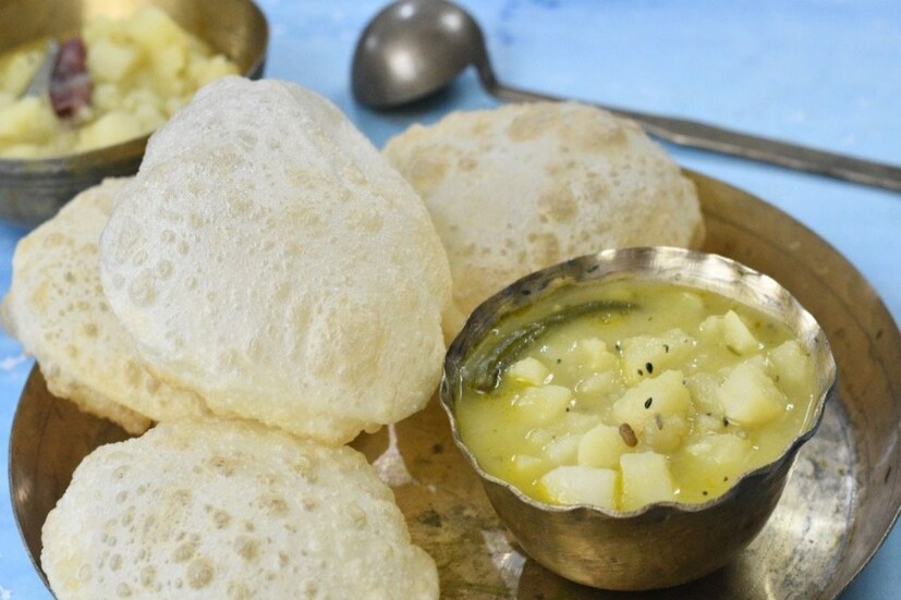 তাই ময়দা বেলার সময় অথবা লুচি ভাজার সময় এই নিয়মগুলি যেকোনও একটি মানতেই হবে। জেনে নিন কী ভাবে সুন্দর গোল আর ফুলকো লুচি পরিবেশন করে তাক লাগাবেন।