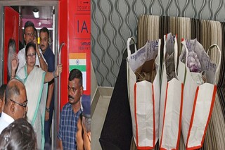 মুখ্যমন্ত্রীর হাতে তুলে দেওয়া হল চপ-মুড়ি