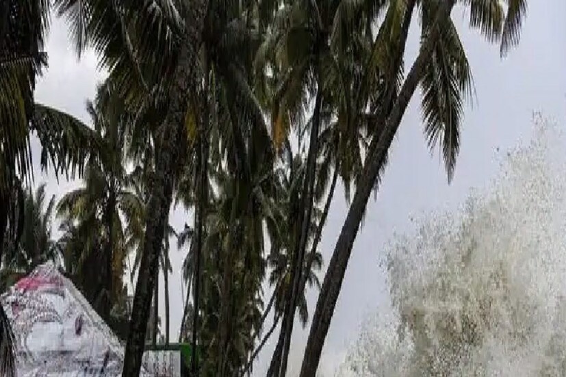 আবহাওয়া দফতর সূত্রে বলা হয়েছে, বৃহস্পতিবার পর্যন্ত চলবে তাপপ্রবাহ৷ ঠিক যে কারণে ঘূর্ণিঝড়ের প্রভাবে শুষ্ক গরমের সৃষ্টি হয়েছে, সেই কারণেই তাপপ্রবাহ দীর্ঘায়িত হচ্ছে৷ তার পরেই ক্রমে একেবারে পাল্টে যাবে রাজ্যের আবহাওয়া৷ 