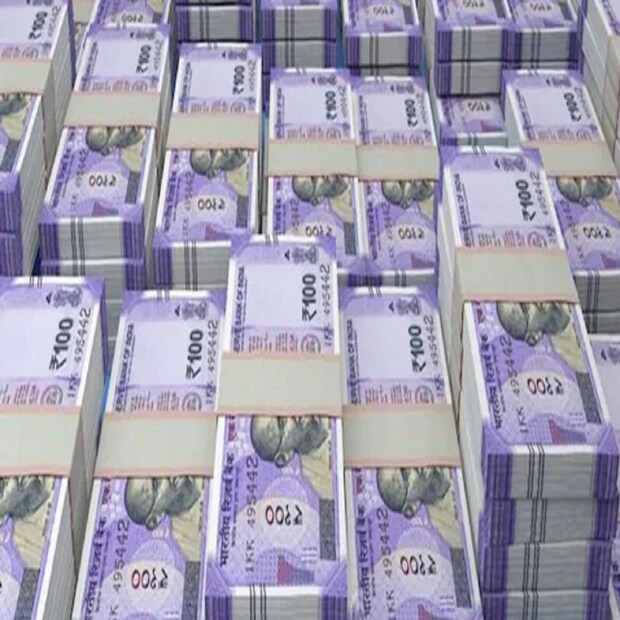 Mudra loan-এর ৫০ হাজার টাকার ক্ষেত্রে কোনও প্রেসসিং ফি লাগে না। তবে তার বেশি টাকা ঋণ নেওয়া হলে ০.৫০ শতাংশ হারে এই প্রেসসিং ফি লাগবে।