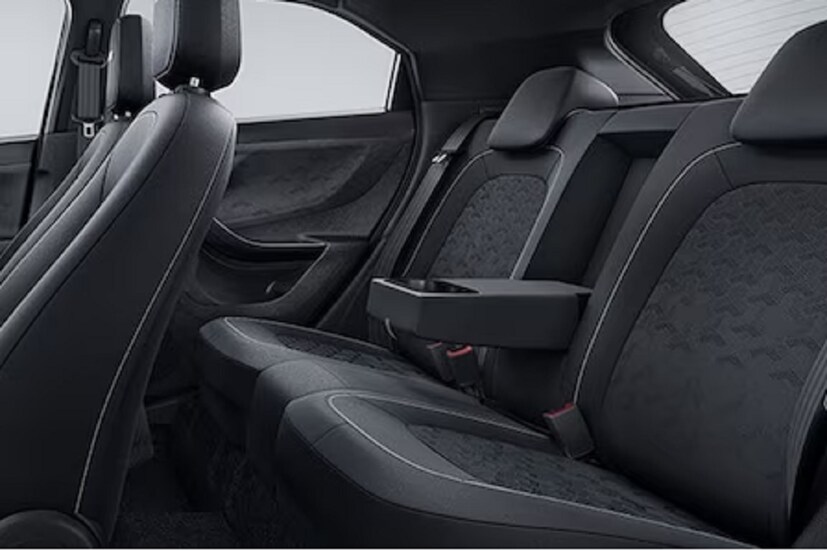 নিরাপত্তার ক্ষেত্রে, TATA Nexon-এ রয়েছে ডুয়াল ফ্রন্ট এয়ারব্যাগ, EBD-সহ ABS, ব্যাক পার্কিং সেন্সর, একটি রিয়ার-ভিউ ক্যামেরা, একটি ইলেকট্রনিক স্টেবিলিটি প্রোগ্রাম (ESP), একটি টায়ার প্রেসার মনিটরিং সিস্টেম (TPMS), ISOFIX চাইল্ড-সিট অ্যাঙ্কর-সহ একাধিক নিরাপত্তা ফিচার। তবে এই সব ক’টি ফিচার শুধু টপ মডেলগুলিতেই পাওয়া যায়।