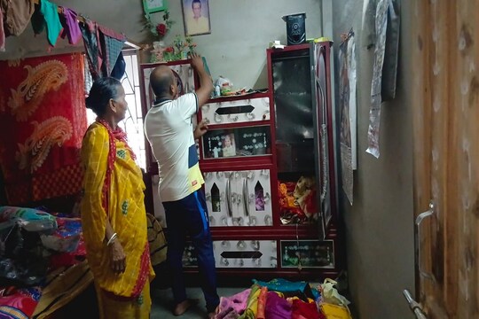 এ কেমন চোর!