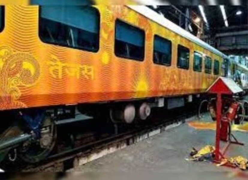  রাজধানীর পরেই রয়েছে শতাব্দী এক্সপ্রেস। সুপারফাস্ট ট্রেনের তালিকায় অগ্রগণ্য এই ট্রেনটিও উচ্চ অগ্রাধিকার পায়। আর সবথেকে বড় কথা হল, দিনের দিনই গন্তব্যে পৌঁছে দেয় এই ট্রেন।