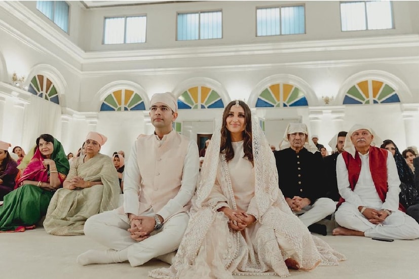 তবে, রিসেপশন হবে গুরগাঁও-তে। গত মাসে, দম্পতির বাবা-মা, পবন চোপড়া-রীনা চোপড়া এবং সুনীল চাড্ডা-অলকা চাড্ডা, গুরগাঁও-এর বিভিন্ন হোটেল পরিদর্শন করেছেন এবং খাবার খেয়ে দেখেছেন।