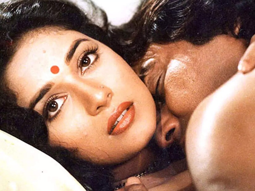  'দয়াবান' ছবির জনপ্রিয় গান' আজ ফির তুম পে পেয়ার আয়া হ্যায়'-র শুটিংয়ে  বিনোদ খান্না মাধুরীর ঠোঁটে চুমু খাওয়ার দৃশ্যে পরিচালক 'অ্যাকশন' বলেছেন, শুরু হয়েছে শট,  কিন্তু 'ধকধক গার্ল'-কে চুমু খেতে খেতে নিজেকে সামলাতেন পারেননি বিনোদ খান্না। 