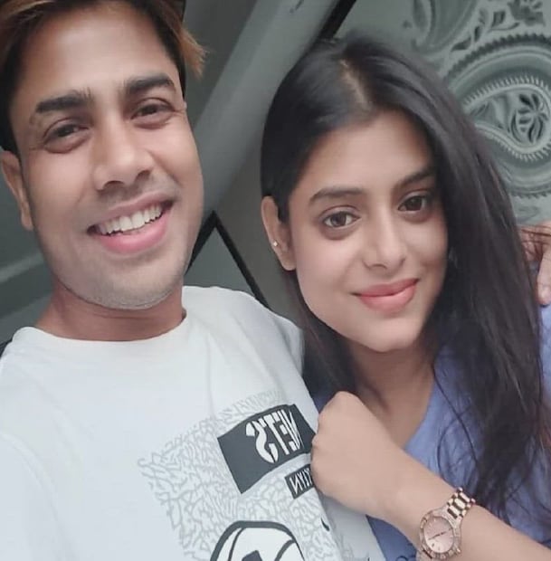 দীর্ঘদিন ধরেই ফুটবলার প্রবীর দাসের সঙ্গে সম্পর্কে রয়েছেন পর্দার রাশি। প্রথম দিকে তাঁরা ব্যাপারটা জানাজানি হতে দেননি। তবে এখন খুল্লমখুল্লা প্রেম। 