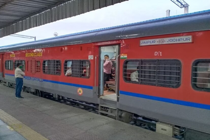 ভারতের বিভিন্ন জায়গায় যাতায়াতের দুর্দান্ত বিকল্প হল রেলগাড়ি। আসলে রেলপথে কম টাকায় অনায়াসে দেশের এক প্রান্ত থেকে অন্য প্রান্তে চলে যাওয়া সম্ভব। সাধারণ লোকাল ট্রেনে যাতায়াত করার জন্য সাধারণ টিকিট কাটি আমরা। তবে দূরবর্তী স্থানে যাওয়ার ক্ষেত্রে দূরপাল্লার স্লিপার বা এসি কোচে টিকিট কাটা হয়। কিন্তু বড় পরিবার কিংবা বড় গ্রুপ নিয়ে ভ্রমণ করার ক্ষেত্রে অনেক সময়ই মনে হয়, যদি গোটা একটা কোচ বুক করে নেওয়া যেত! 