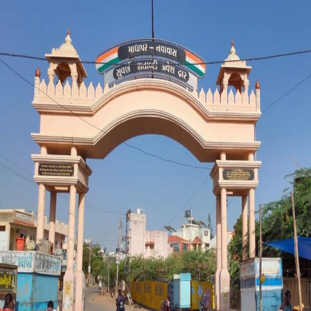 মাধাপার গ্রাম কীভাবে সমৃদ্ধির স্বর্ণশিখর স্পর্শ করল, সেই রহস্য লুকিয়ে আছে গ্রামের লেউয়া পটেল সম্প্রদায়ের মধ্যে। এই প্রসঙ্গে মাধাপার গ্রামের লেউয়া পটেল সম্প্রদায়ের প্রধান এবং প্রাক্তন পঞ্চায়েত সদস্য জয়ন্ত ভাই মাধাপারিয়া জানিয়েছেন যে সম্প্রতি নয়, গ্রামের এই সমৃদ্ধি ১৯৩৪ সাল থেকেই বিদ্যমান। সেই সময়ে যখন গ্রামের বিদ্যালয় ভবনটি তৈরি হয়েছিল, তখন দূর দূর থেকে লোকে তা দেখতে আসত- এতটাই অনুপম ছিল তার শৈলী। তবে সেই বিদ্যালয় ভবন এখন আর নেই। ভূমিকম্পে সেটি ক্ষতিগ্রস্ত হলে সেই সময়ে অধ্যয়নরত সব ছাত্রেরা মিলে নতুন করে তা গড়ে তোলেন।