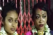 বনগাঁর মৌমিতার সঙ্গে বিয়ে কলকাতার মৌসুমীর! প্রেমের টানে আবদ্ধ দুই মেয়ে