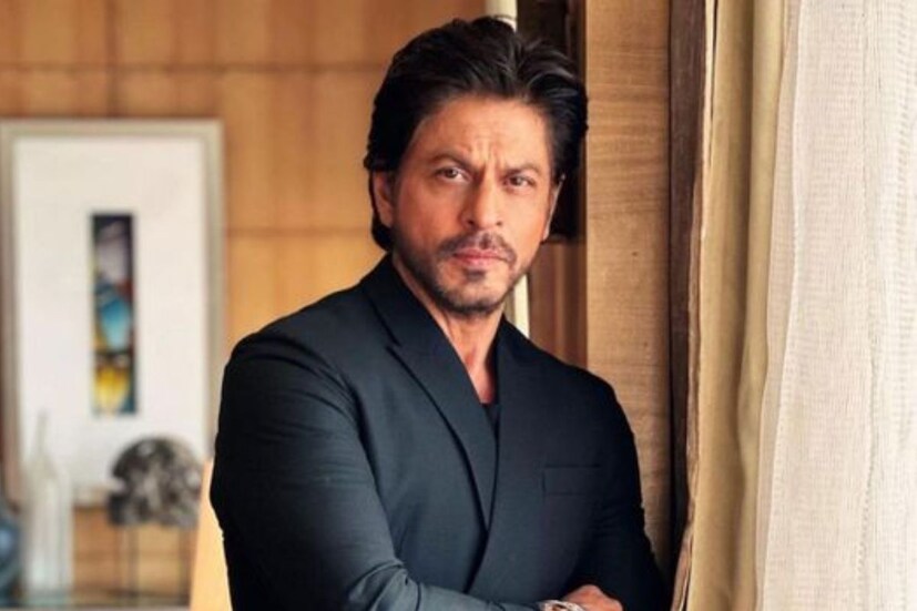  বিক্ষোভকারীদের সরিয়ে দিলেও চিন্তা কমছে না৷ আবারও যে কোনও সময় সমস্যা হতে পারে এই ভেবেই নিরাপত্তা আরও কঠোর করা হয়েছে৷ কড়া পুলিশি প্রহরা জারি রাখা হয়েছে মন্নতের সামনে৷ আর মাত্র কয়েকদিন পরেই মুক্তি পেতে চলেছে শাহরুখের 'জওয়ান', তার আগেই এই ঘটনাকে কেন্দ্র করে উদ্বেগ বাড়ছে ভক্তদের৷