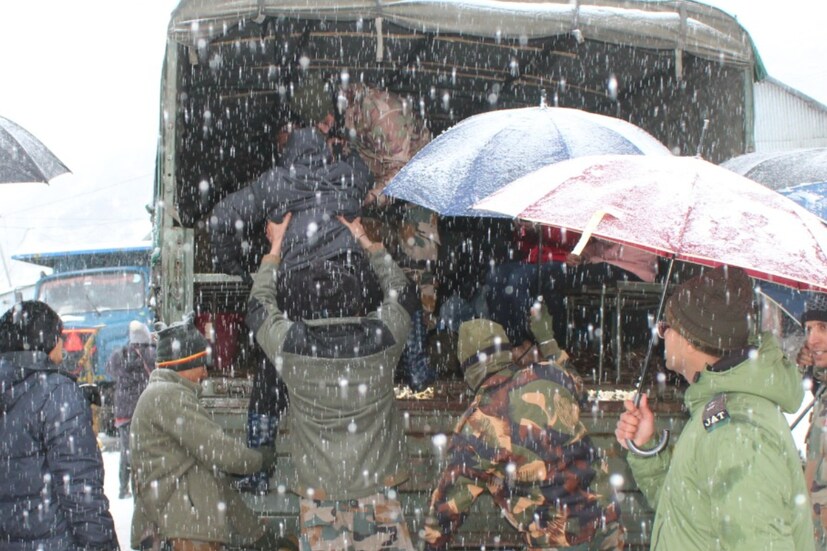 ভারতীয় সেনা ও বিআরও সূত্রে জানা গিয়েছে,   সোমবার বিকেলে সিকিমের নাথুলা পাসে আচমকা তুষারঝড় শুরু হয়। প্রতিকূল আবহাওয়ায় সেখানে আটকে পরে ৪০ জন দেশ বিদেশের পর্যটকরা। তাদের বেশ কয়েকজন শিশু ও প্রবীন ছিলেন। 