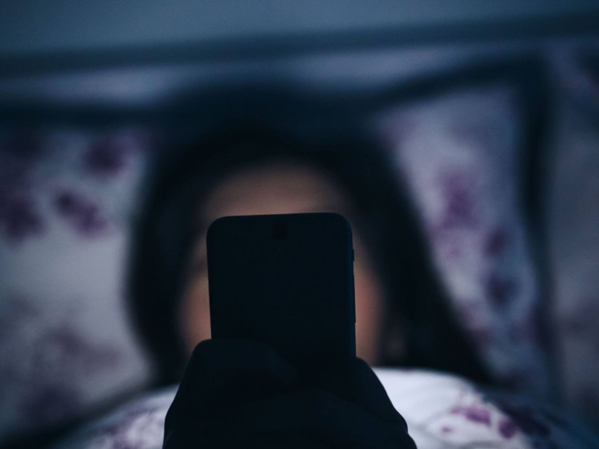 রাতে শুয়ে মোবাইল ঘাঁটেন! আপনার জন্য অপেক্ষা করছে এই মারাত্মক অসুখ