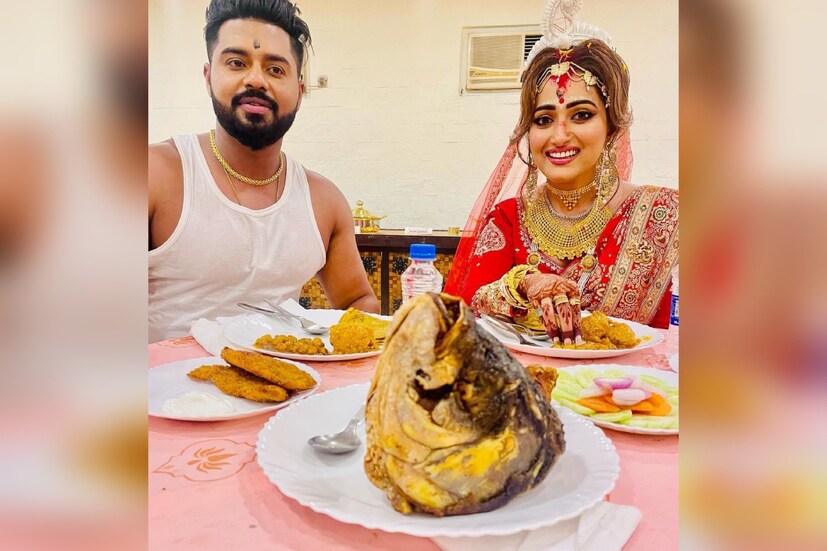 সিঁদুরে রাঙানো মাথা, মাথায় শোলার মুকুট, কপালে চন্দন, হাতে শাখা-পলা ও আলতা রাঙানো পায়ে সুদীপ্তা। বিয়ের শেষে বরের সঙ্গে খাওয়া দাওয়া করলেন নায়িকা।