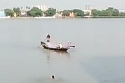 গঙ্গায় সাঁতার কাটছে চোর! পাড়ে দাঁড়িয়ে দেখছে অসহায় পুলিশ! একদম যেন সিনেমা!