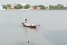 গঙ্গায় সাঁতার কাটছে চোর! পাড়ে দাঁড়িয়ে দেখছে অসহায় পুলিশ! একদম যেন সিনেমা!
