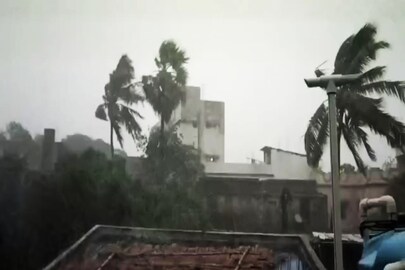 প্রবল ঝড়বৃষ্টি 