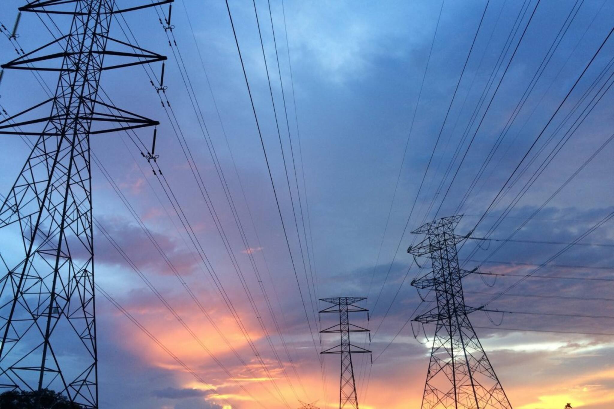 লক্ষ ভোল্টের ট্রান্সমিশন ফেটে গেলে কী হবে জানেন? প্রাণে বাঁচবেন তো! বিরাট আতঙ্ক