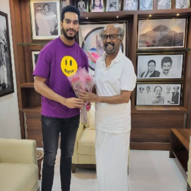 কেকেআরের স্পিনার বরুণ চক্রবর্তী নিজের ইন্সটাগ্রাম অ্যাকাউন্ট থেকে লিখেছেন, অনেক তারার দেখা পাওয়া যায়। তবে থালাইভার মতো তারকার দেখা রোজ রোজ পাওয়া যায় না। 