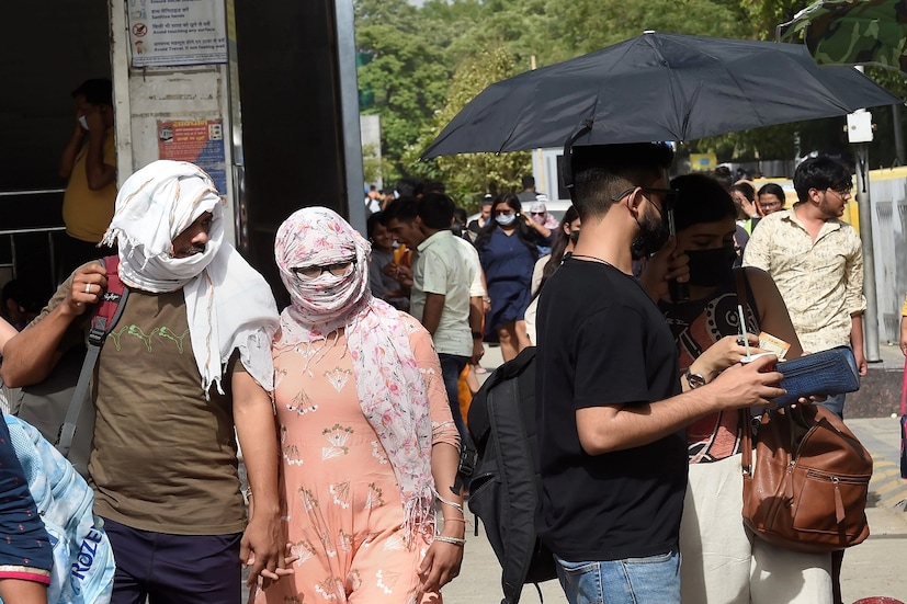 আবহাওয়া দফতর জানাচ্ছে, জুন মাসের প্রথম সপ্তাহে তাপপ্রবাহ চলবে। যা নিয়ে এখনই সর্তকতা জারি করেছে হাওয়া অফিস। প্রসঙ্গত, মে মাসের শেষ সপ্তাহে হালকা ঝড়ো হাওয়া ও বৃষ্টির কারণে তাপমাত্রা সামান্য নিম্নমুখী হলেও ফের তাপমাত্রা দিন দিন বৃদ্ধি পাচ্ছে। 