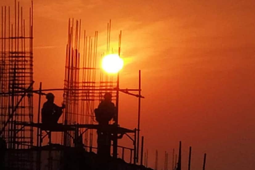  কলকাতায় গরম ও অস্বস্তিকর আবহাওয়া আগামী তিন দিন জারি থাকবে। জলীয় বাষ্প কমবে, ফলে শুষ্ক আবহাওয়া থাকবে। তাপমাত্রা ৪০ ডিগ্রি সেলসিয়াসের কাছাকাছি থাকবে। শুক্রবার পর্যন্ত বৃষ্টির কোনও সম্ভাবনা নেই। 