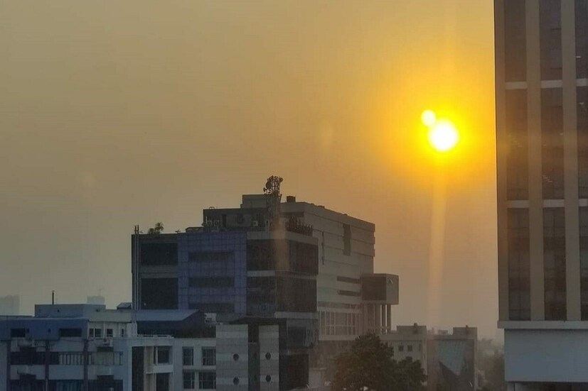 আজ, শুক্রবার থেকে আবহাওয়ার পরিবর্তন হওয়ার সম্ভাবনা। একদিকে তাপপ্রবাহ চলবে রাজ্যের পশ্চিমের জেলায়। অন্যদিকে আংশিক মেঘলা আকাশ বেশ কয়েকটি জেলায়। বজ্রবিদ্যুৎ-সহ বৃষ্টিরও সম্ভাবনা রয়েছে। শনি ও রবিবার বজ্রবিদ্যুৎ-সহ বৃষ্টি বাড়বে দক্ষিণবঙ্গে। 