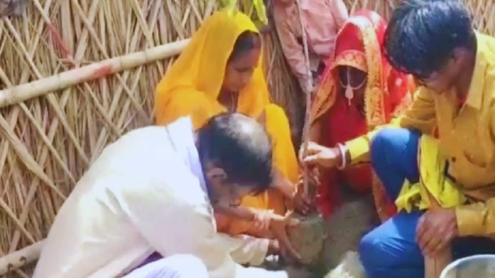 এই গ্রামের আজব নিয়ম, বিয়ের পরে স্বামী-স্ত্রীকে সবার আগে করতে হয় এই কাজ! এই গ্রামের আজব নিয়ম, বিয়ের পরে স্বামী-স্ত্রীকে সবার আগে করতে হয় এই কাজ!