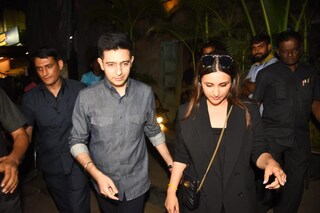 ভিড়ের মধ্যে হবু বউকে আগলে রেখেছেন রাঘব, পরিণীতি কতটা ভাগ্যবতী, ভিডিও দেখে বলল নেটিজেনরা
