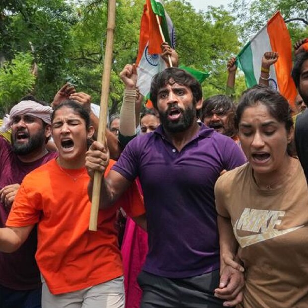 ভারতীয় কুস্তি সংস্থার প্রধান ব্রিজভূষণের বিরুদ্ধে শ্লীলতাহানি, যৌন হেনস্থার অভিযোগ তুলেছিলেন ভারতের মহিলা কুস্তিগীররা। তাঁর  শাস্তির দাবিতেই সাক্ষী মালিক, ভীনেশ ফোগটরা রাস্তায় নেমেছেন।  
