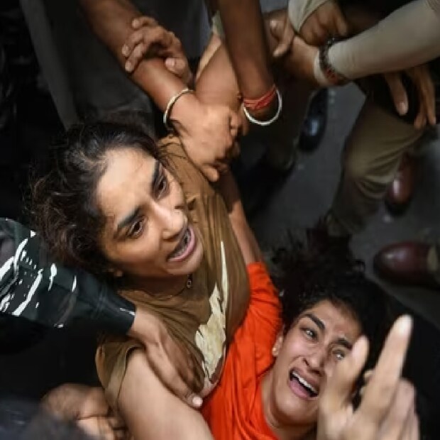 এক মাসের বেশি সময় ধরে রাস্তায় নেমে এক কর্তার বিরুদ্ধে প্রতিবাদ জানাচ্ছেন ভারতের পদকজয়ী কুস্তিগীররা। হতাশা, ঘাড় ধাক্কা, রাস্তায় ফেলে মার ছাড়া কিছুই জোটেনি তাঁদের কপালে। 