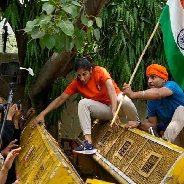 শেষ পর্যন্ত দিল্লির রাস্তায় পুলিশের হাতে হেনস্থা হতে হয় পদকজয়ী ভারতীয় কুস্তিগীরদের। লজ্জায়, দুঃখে শেষে কুস্তিগীররা দেশের জন্য জেতা পদক গঙ্গায় ভাসিয়ে দেবেন বলে সিদ্ধান্ত নেন। 