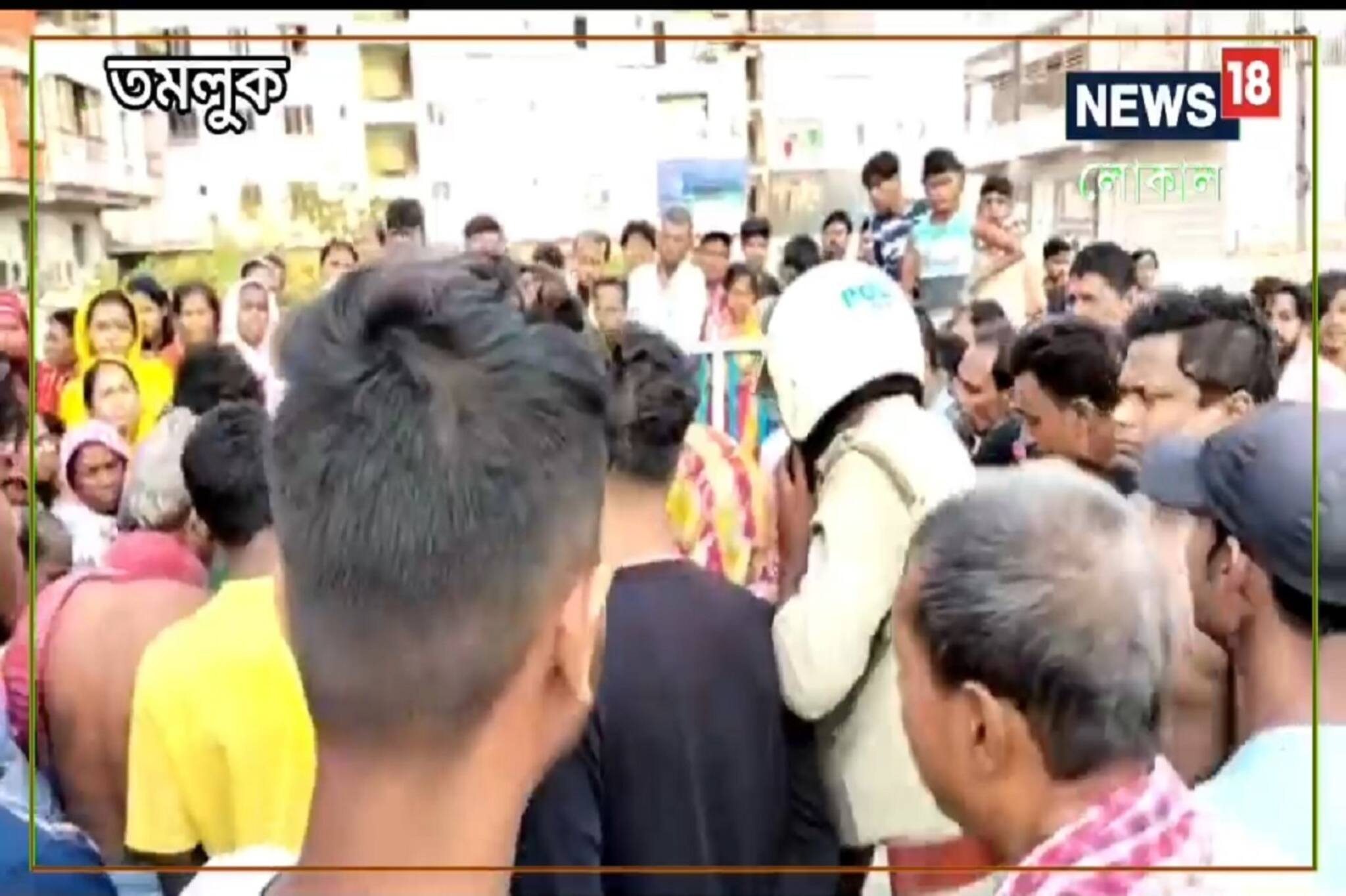 রাস্তায় পড়ে ছটফট করছেন আহত যুবক, পাশ কাটিয়ে অফিসে চলে গেল সবাই!