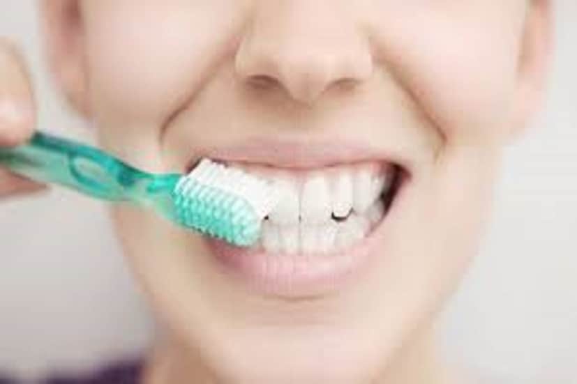 দীর্ঘদিন ধরে ব্রাশ ব্যবহার করলে দাঁড়া দুর্বল হতে পারে ৷ এই কারণেই দাঁতের সুরক্ষা ঠিক করে নিতে পারা যায়না ৷ প্রতীকী ছবি ৷